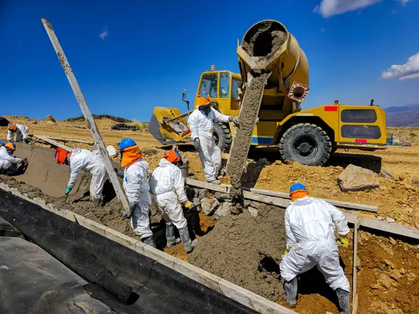 Sıhhi atık sahalarında beton ve jeosentetik kanalların inşa süreci.