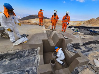 Beton ve jeosentetikten yapılmış hidrolik yapıların inşa süreci.