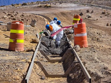 Beton ve jeosentetikten yapılmış hidrolik yapıların inşa süreci.