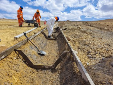 Beton ve jeosentetikten yapılmış hidrolik yapıların inşa süreci.