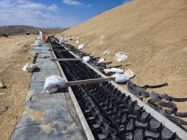 Madenlerdeki rögarların yapımında jeosentetik kurulum süreci.