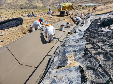 Sıhhi atık sahalarında beton ve jeosentetik kanalların inşa süreci.
