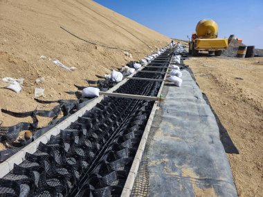 Madenlerdeki rögarların yapımında jeosentetik kurulum süreci.