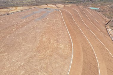 Madencilik ve hijyenik atıkların jeosentetik malzeme ve kil ile su geçirmez hale getirilmesi