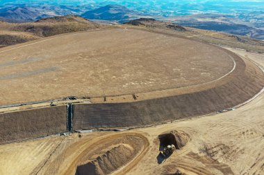 Madencilik ve hijyenik atıkların jeosentetik malzeme ve kil ile su geçirmez hale getirilmesi