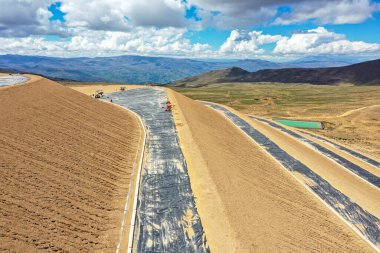 Madencilik ve hijyenik atıkların jeosentetik malzeme ve kil ile su geçirmez hale getirilmesi