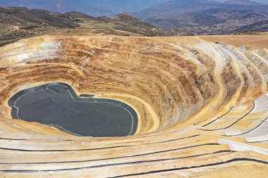 Jeo-sentetik maddelerle açık maden ocaklarının durağan hale getirilmesi ve su geçirmez hale getirilmesi