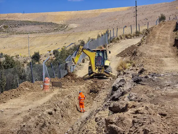 Kanalizasyon tüneli kazma işlemi sırasında inşaat makineleri.