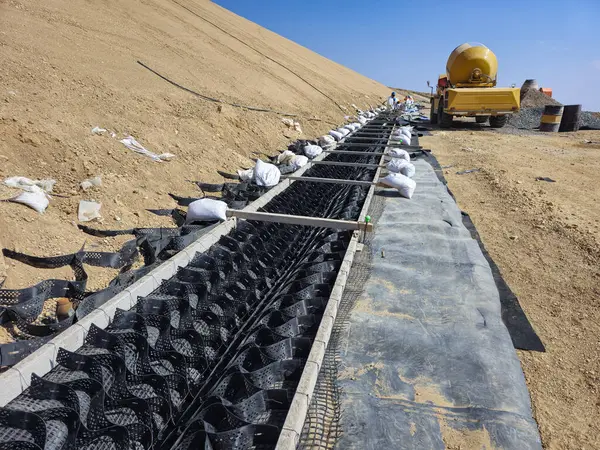 Madenlerdeki rögarların yapımında jeosentetik kurulum süreci.