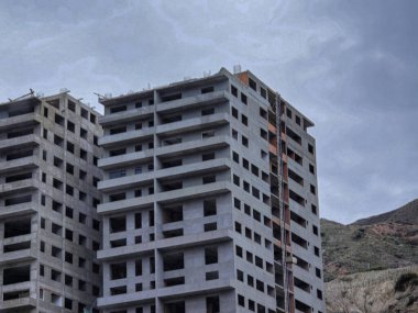 Modern mimarisi olan bir binanın inşaatı.