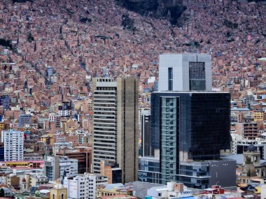 Pek çok binası olan kalabalık bir şehrin panoramik manzarası.