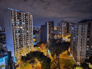 Geceleri çok ailelik apartman binaları.