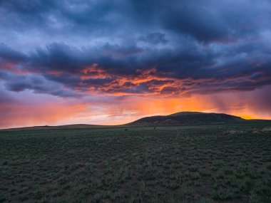 Ovalı, bulutlu ve sisli yüksek And manzaraları.