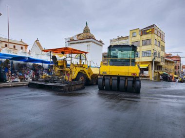 Asfalt inşaat makineleri inşa platformları sürecinde.