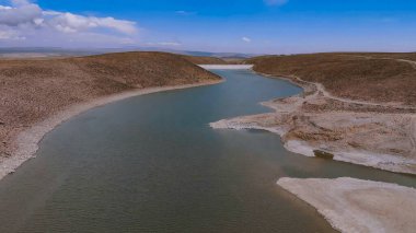 And Dağları 'ndaki beton bir baraj tarafından korunan su deposu.
