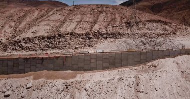 Barajları ve yolları desteklemek için beton diyafram duvarları yerleştirme işlemi