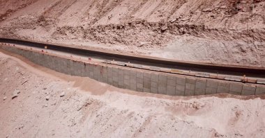 Barajları ve yolları desteklemek için beton diyafram duvarları yerleştirme işlemi