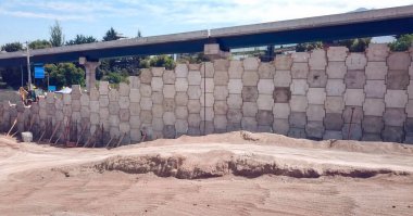 Barajları ve yolları desteklemek için beton diyafram duvarları yerleştirme işlemi