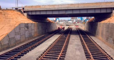 Barajları ve yolları desteklemek için beton diyafram duvarları yerleştirme işlemi