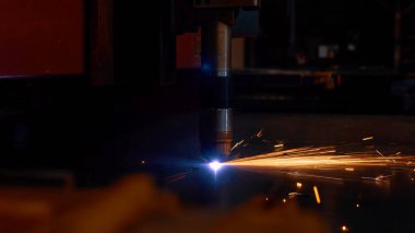 Makine imalatı için robotik kaynak makinesi ile kaynak işlemi
