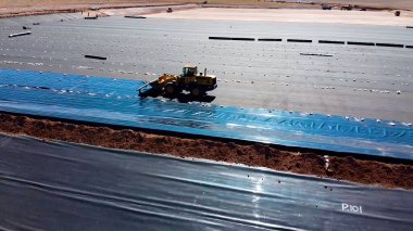 Su havuzu inşaatında kullanılan makinelerle jeomembran yerleştirme ve kurulum süreci