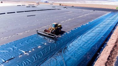 Su kuyularının yapımında makinelerle jeosentetik kurulumu