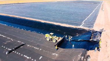 Su kuyularının yapımında makinelerle jeosentetik kurulumu