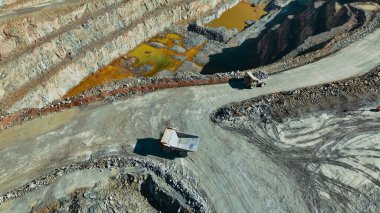 Mineralleri sızıntı yastıklarına taşıyan maden kamyonlarının görüntüsü
