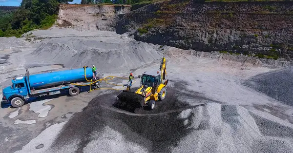 Taş ocağında inşaatın sınıflandırma süreci.