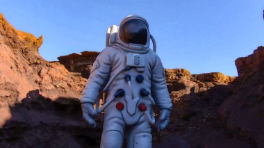 Mars 'a benzer bir jeolojik parka yerleştirilmiş bir astronotun eğlence figürü.