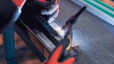 Ambalaj makinelerinin yapımı için çelik profilleri kaynak işlemi