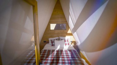 Turist konaklama için ahşap yatak odası dekorasyonu örneği