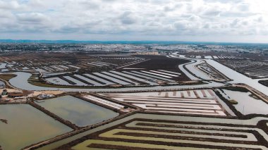 Tuz madeni muhafazası için hidrolik kontrol alanlarının panoramik görünümü