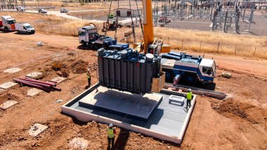 Güneş paneli alanlarında elektrik transformatörlerinin montajı için kaldırma işlemi