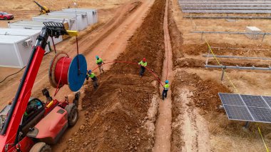 Güneş paneli bankalarını bağlamak için kablo işlemi