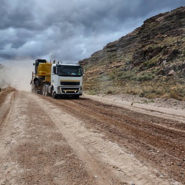 Düşük yataklı kamyonu olan kazıcı tipi makinelerin taşıma süreci