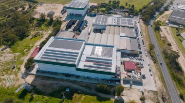 Sürdürülebilir enerji üretimi için apartmanların çatılarına güneş panelleri yerleştirildi