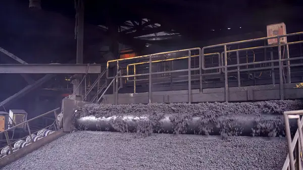 Maden işleme tesisinde demir üretim süreci