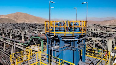 Eziciler, taşıma bantları ve mineral kalınlaştırıcıları olan maden işleme tesisi