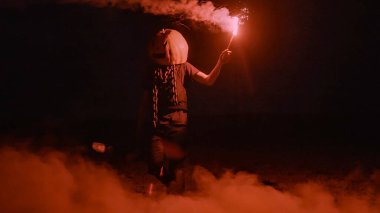 Cadılar Bayramı insan kabağı ya da karanlık bir gecede Jack o fener kostümü. Bir sürü duman, elektrikli testere ve kırmızı havai fişekler.