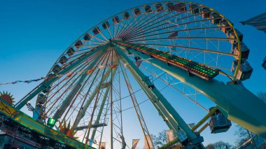 Bir lunaparktaki dönme dolabın metal yapısı ve diğer mekanik oyunlar.