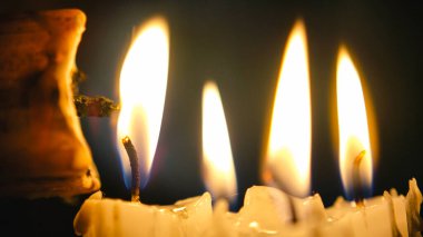 Romantik toplantılarda ışıklandırma için mum yakma işlemi.