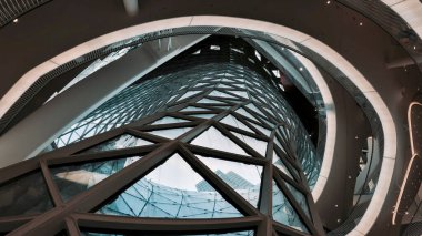 Alışveriş merkezlerinde modern mimariye sahip merdiven ve pencerelerin metal yapılarının görüntüsü