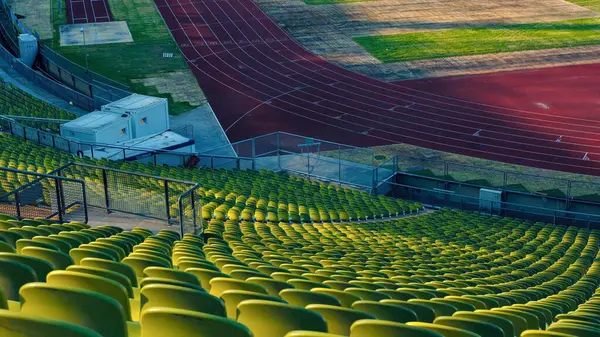 Bolca oturma ve spor alanı olan bir stadyumun iç manzarası