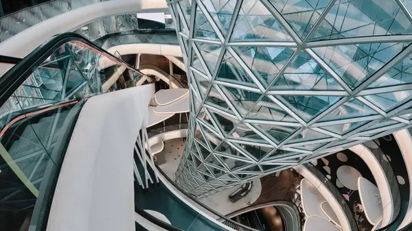 Alışveriş merkezlerinde modern mimariye sahip merdiven ve pencerelerin metal yapılarının görüntüsü