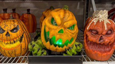 Cadılar bayramı için parlak LED ışıkları olan balkabağı ve dekorasyon manzarası.