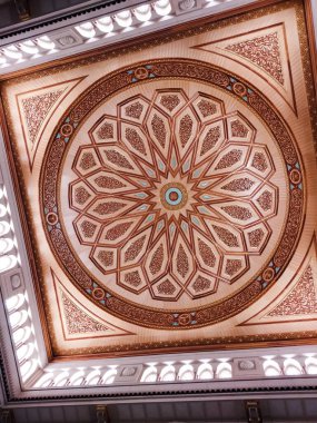 Medine, Suudi Arabistan - 07 Ekim 2022: El-Mescid An-Nabawi 'nin iç mimarisi, Hz. Muhammed PBUH tarafından kurulan ve inşa edilen bir camidir..