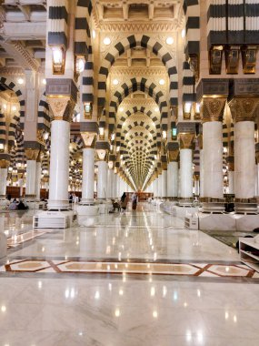 Medine, Suudi Arabistan - 07 Ekim 2022: El-Mescid An-Nabawi 'nin iç mimarisi, Hz. Muhammed PBUH tarafından kurulan ve inşa edilen bir camidir..