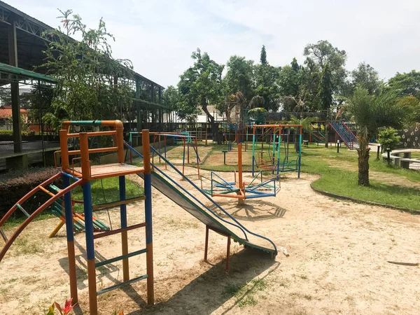 Parque Juegos Para Niños Está Envuelto Cinta Barrera Roja Afuera — Foto de Stock