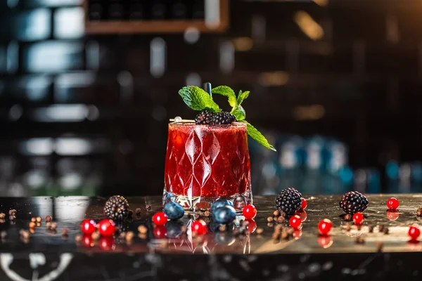 Ein Roter Cocktail Mit Beeren Auf Einem Tisch — Stockfoto